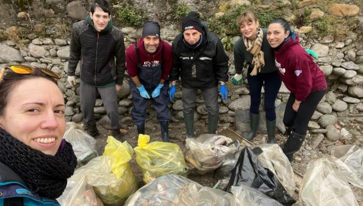 Volontari e addetti ai lavori insieme per pulire il Naviglio Pavese: “Incoraggiamo il senso civico collettivo”