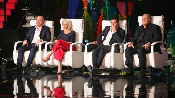 'Tú sí que vales' sbaraglia 'Portobello': De Filippi regina del sabato sera