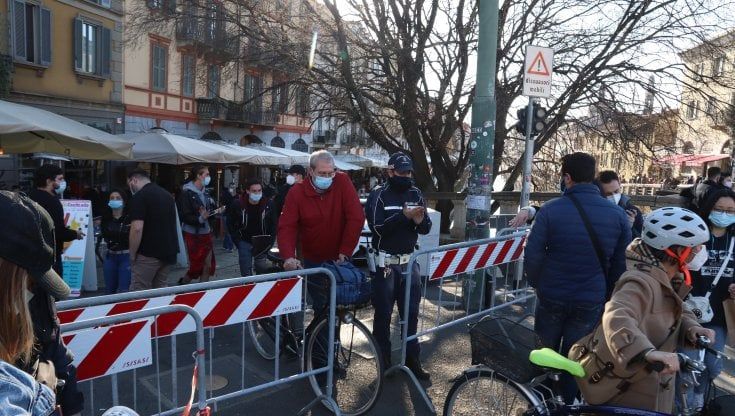 Coronavirus a Milano, ultima domenica in giallo tra transenne e polemiche per evitare un altro rave party sulla Darsena