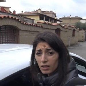 Grillo sul blog in difesa di Raggi: "Er sinnaco nun se tocca". E aggiunge: "Chi sta con te sta con M5s. E viceversa" 