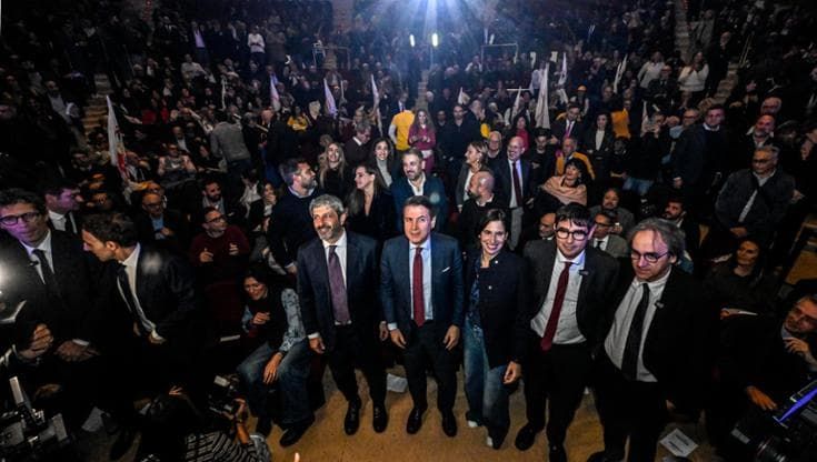 Napoli, i leader del centrosinistra sul palco insieme per Fico: “Vinci e battiamo Meloni”