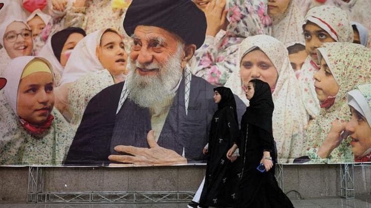 Iran, Khamenei prepara la sua successione: “Se viene ucciso potere a un triumvirato”