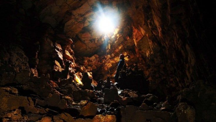 Speleologa di 41 anni cade in una grotta a Monopoli: salvata dopo 26 ore, è in buone condizioni