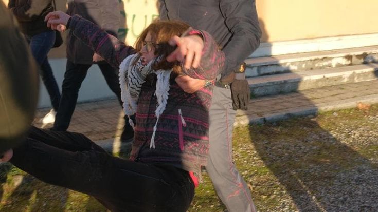 Attiviste di Extinction Rebellion denunciano questure di Brescia e Roma: “Spogliate e umiliate"