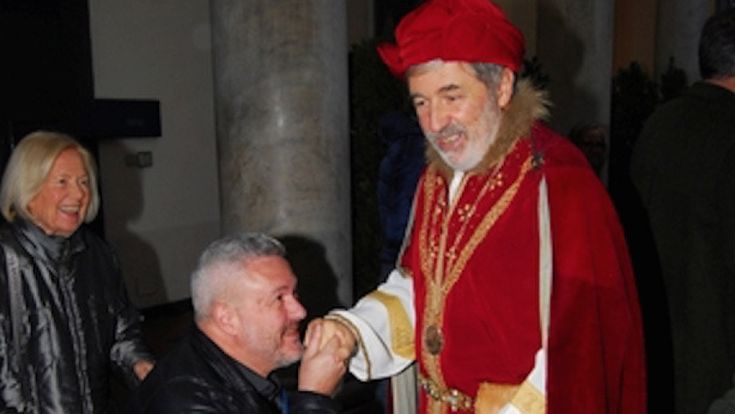 Baciamo le mani alla baracconata