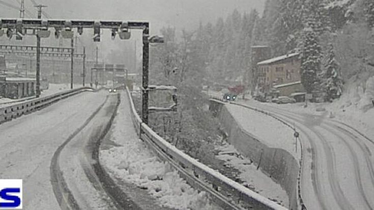 Svizzera, treno deraglia per una valanga nel Canton Vallese: 5 feriti. Cavi a fuoco a Losanna