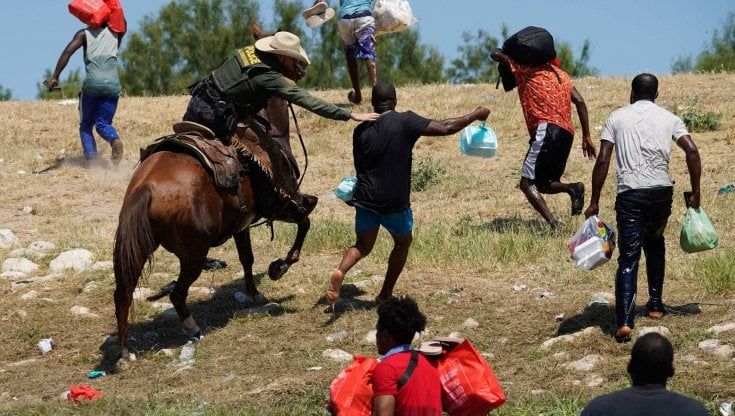Stati Uniti, i giornalisti accusano: la Casa Bianca ha bloccato le domande a Biden sulla crisi dei migranti