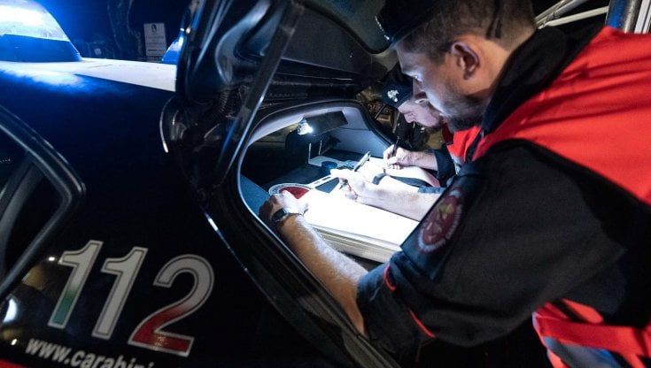 Scappa dai carabinieri a 150 all'ora in Brianza: denunciato un 19enne senza patente e con la droga nell'auto 