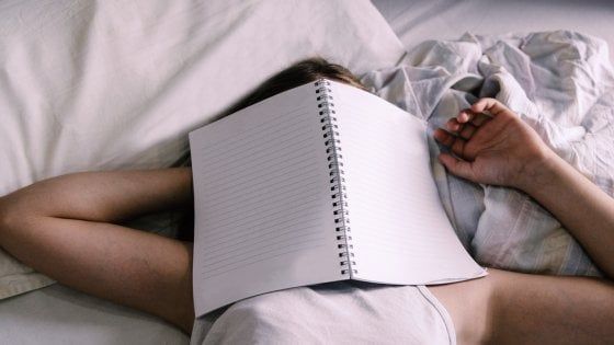 Notte di festa e mattina al lavoro? Un'azienda inglese offre i giorni post-sbornia