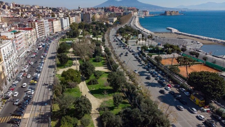 Napoli, ex disoccupati in campo per curare il verde dalla Villa comunale a piazza Cavour