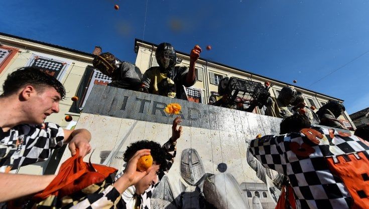 Viaggio nel Carnevale di Ivrea, dove il profumo di arance si alza fino al cielo