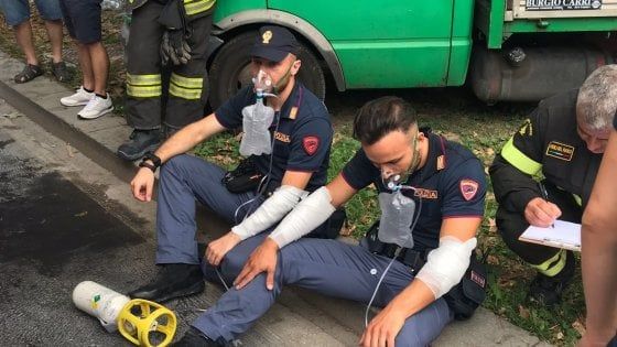 Milano, giovane si dà fuoco in strada davanti a una pattuglia della polizia: è in codice rosso