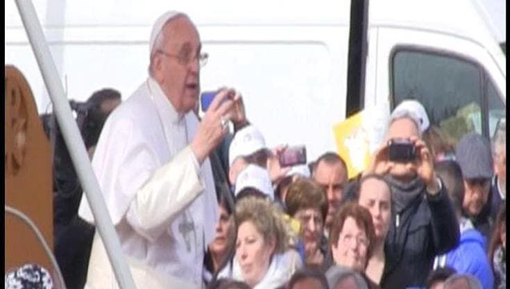 Bergoglio e Napoli, quando il Papa disse a Scampia: “La corruzione spuzza”