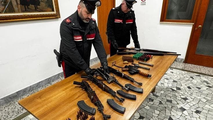 Torre Annunziata, in una Panda con un arsenale da guerra: arrestati in due