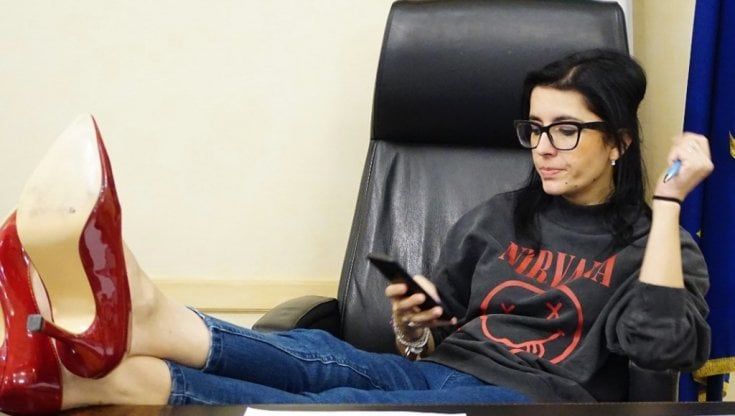 La ministra M5S con le scarpe rosse sulla scrivania, l'assessora regionale la critica