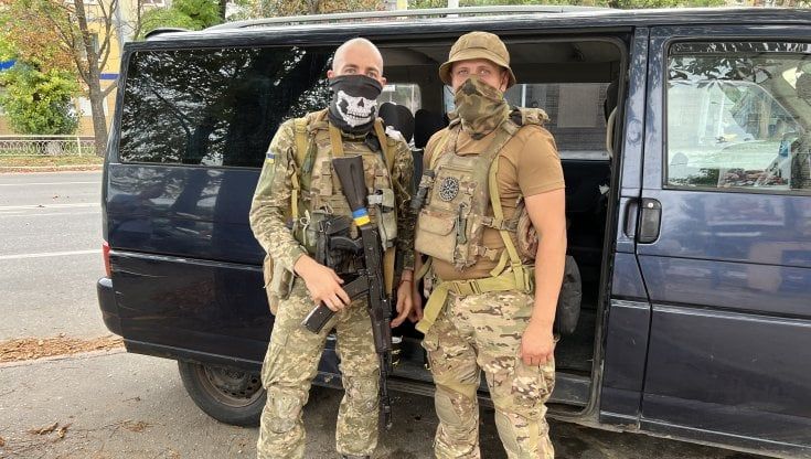 Gli ucraini nel Donbass a caccia di russi per soldi: “Arrendetevi e vivrete”