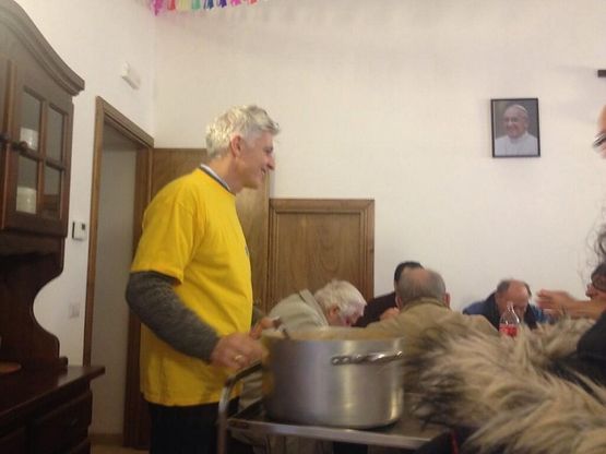 Il ministro Bray serve alla mensa dei poveri