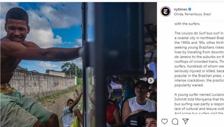 Brasile, quei ragazzi che surfano sui tetti dei bus