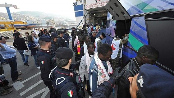 Emergenza sbarchi, il mondo dei ricercatori a Grillo: "Su tubercolosi parole fuorvianti"