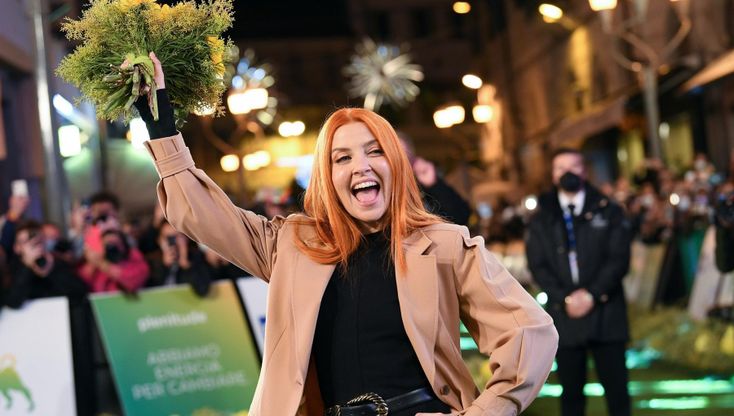 Sanremo 2022, i 25 Big sulla passarella: fiori e sorrisi. Torna il rituale dopo l'anno del Covid