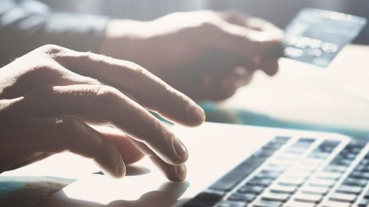 Bonifici e soldi tra parenti, come evitare i nuovi controlli del Fisco tra causali e tassazione