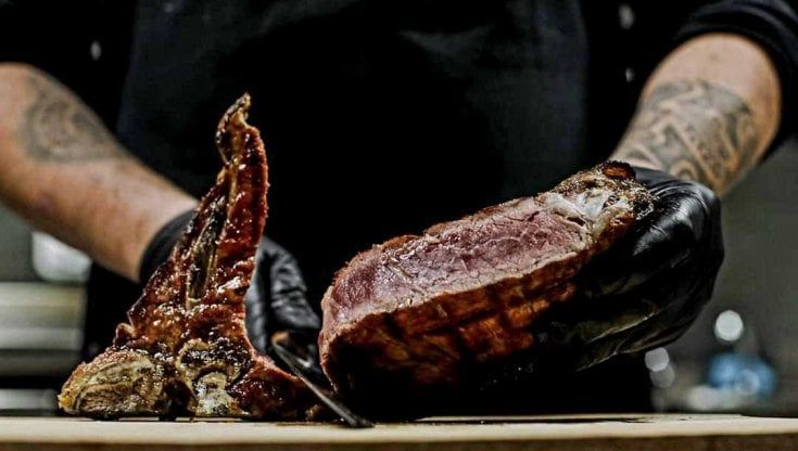 EnoCocus, a Ceglie la carne è d'autore: frollatura e barbecue a 600 gradi regalano un'esperienza unica
