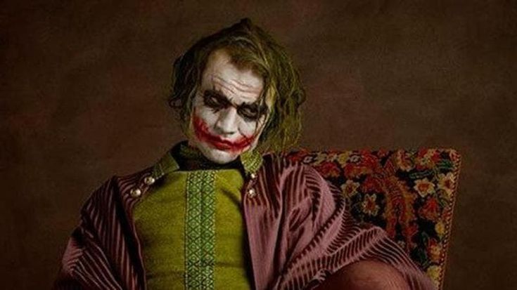 Rapine truccato da Joker con spranga e spray infiammabile: salta sul tetto della volante per fuggire