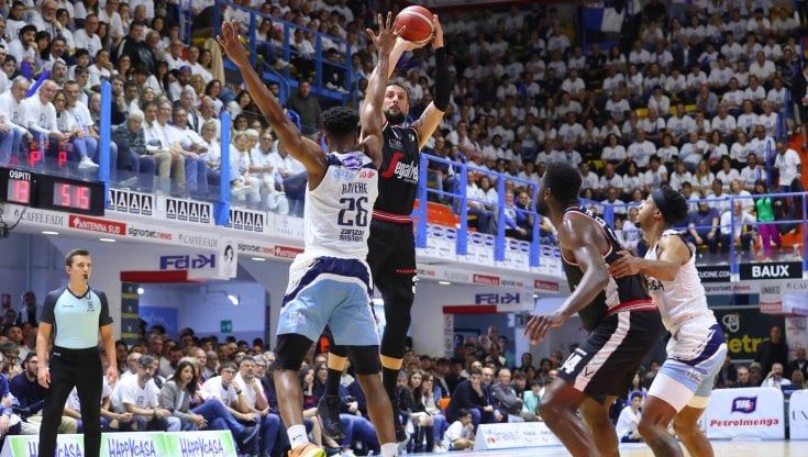 Basket, quarti play-off scudetto: Virtus Bologna in semifinale, Trento si porta sull'1-2 con Tortona