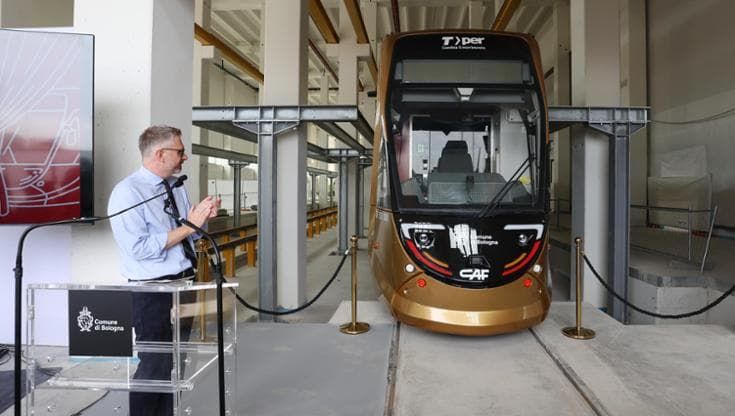 Il tram di Bologna: come si guida, i sistemi di sicurezza, i test. E quando si potrà salire a bordo