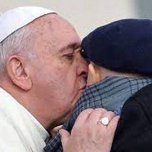 Giubileo, visita a sorpresa del Papa a malati e anziani di Roma