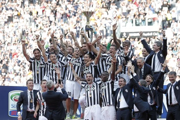 Juventus, festa scudetto in campo con invasione degli ultr&agrave;
