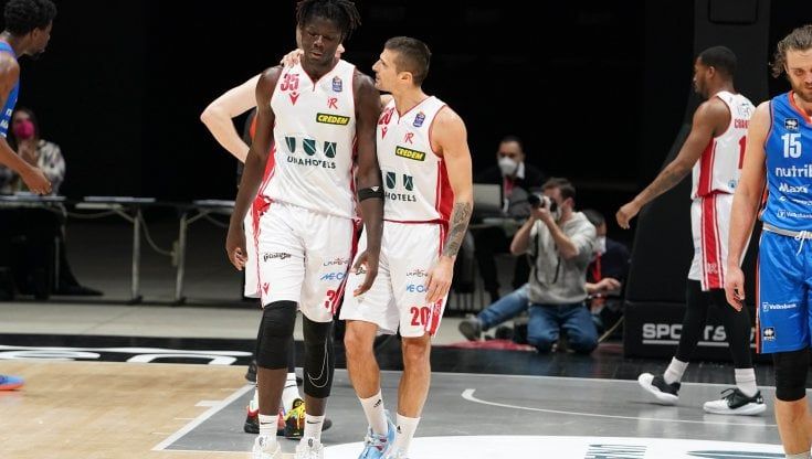 Basket, serie A: Milano travolge Pesaro e si prende la vetta solitaria. Vincono Brindisi, Varese e Reggio Emilia: storico Cinciarini