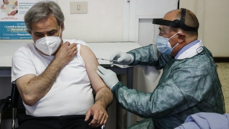 Vaccini, record di dosi in un giorno: ieri 600mila iniezioni. Italia seconda in Europa per immunizzati