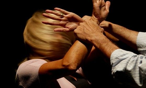 Minaccia di dar fuoco alla moglie davanti ai figli: arrestato a Chieri