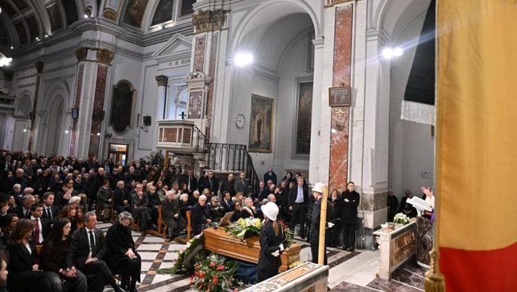 Napoli, folla e commozione ai funerali di Tino Santangelo. Manfredi: “Gli dobbiamo riconoscenza”