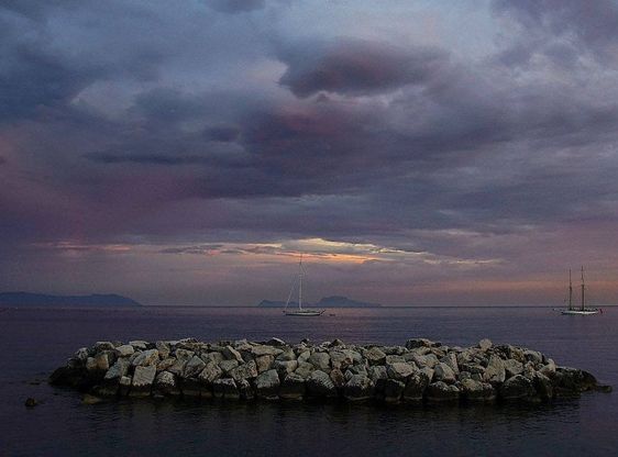 Golfo di Napoli, giochi di luce tra le nuvole