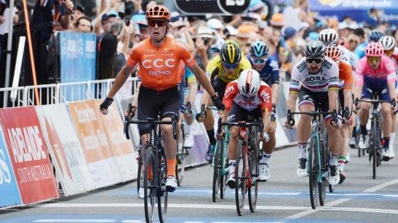 Ciclismo, Tour Down Under: sprint a sorpresa di Bevin, battuti Ewan e Sagan 