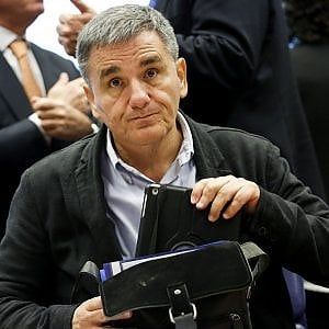 Grecia, semaforo (quasi) verde dell'Eurogruppo. Ok ai nuovi prestiti ma a rate