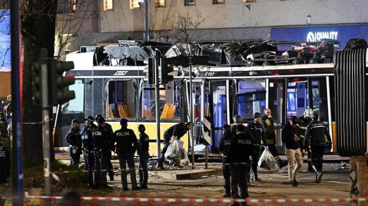 Deragliamento del tram 9 a Milano, le ipotesi sulla dinamica. L’autista: “Ho avuto un malore”