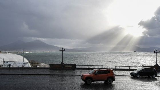 Maltempo, il vento spazza isole e meridione. Fino all'epifania clima mite, poi la pioggia