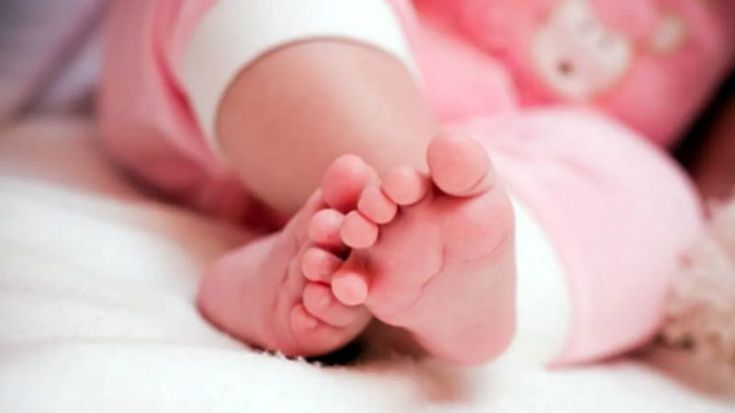 "Mamma senza cuore”, infermiera insulta sui social una donna che non ha riconosciuto la neonata dopo il parto: l’Ordine apre procedimento disciplinare