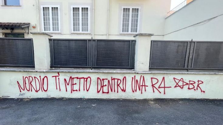 “Nordio ti metto dentro una R4”: scritta con stella a cinque punte e firma Br sulla Portuense