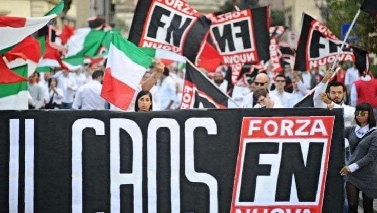 Sanzioni e scioglimento dei partiti fascisti, cosa prevede la legge Scelba 