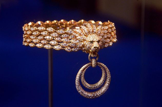 Ori, diamanti e corone: 400 gioielli di Van Cleef & Arpels in mostra a Milano