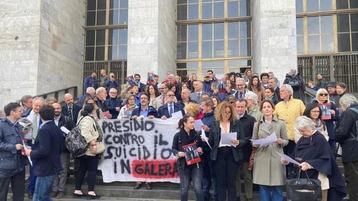 “Fermiamo la tragedia dei suicidi in carcere”: sit-in di avvocati e magistrati sulle scalinate del Palazzo di giustizia