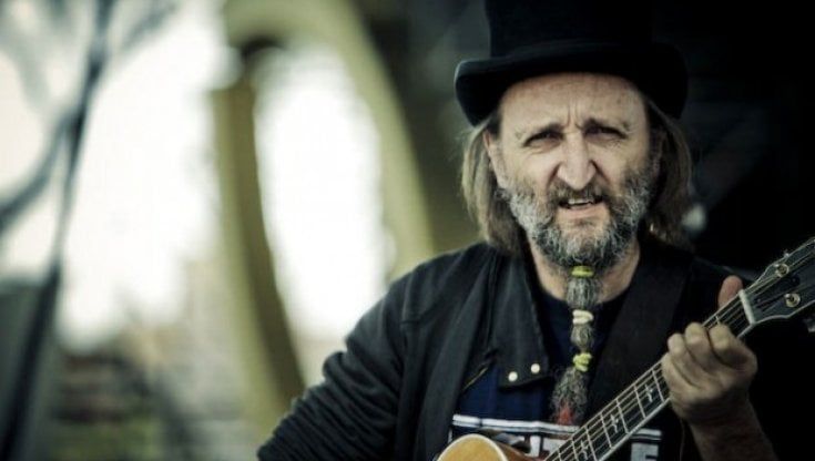 Addio a Erriquez, voce e anima 'scatenata e libera' della Bandabardò