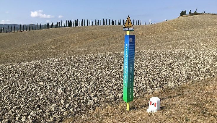 Via Francigena, le paline di Snam lungo il cammino celebrano l'antica strada europea