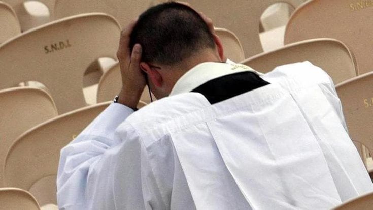 Il dossier di Bolzano sui preti pedofili: “Decine di abusi sessuali, molti insabbiati”