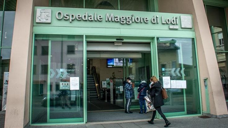 Parto in ambulanza a Lodi, in ospedale restano bloccati in ascensore: mamma e bebè stanno bene