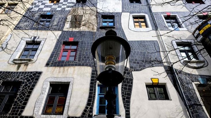 La Vienna che non ti aspetti. Le opere (e il museo dedicato) di Hundertwasser, l'architetto ecologista in anticipo sui tempo